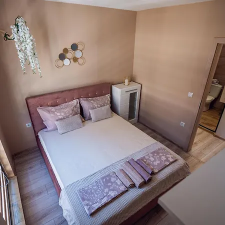 динати Apartment *